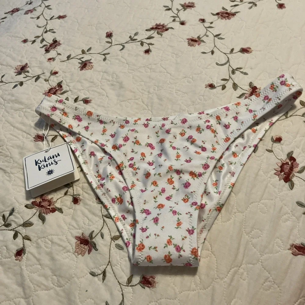 Kulani Kinis Full Coverage Bikini Bottoms White Rosi Floral Small NWT